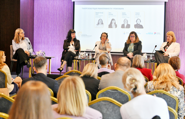 Round table at the international conference on gender equality auditing in Belgrade, May 27, 2025. Pictured are five speakers, including the Secretary of the Court of Audit, Tadeja Pušnar (first from the right), who presented Slovenian experiences and the role of the Court of Audit.